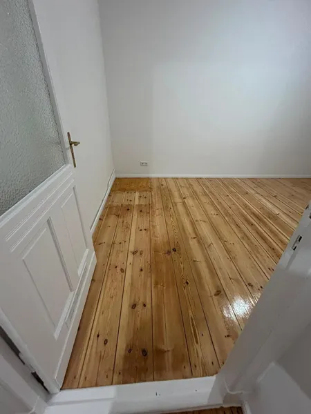 Erstbezug nach Sanierung: Helle Wohnung mit Altbau-Charme, Balkon und edlen Echtholzdielen — photo 1